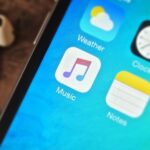 How to Select a Ton of Emails Quickly on Your iPhone