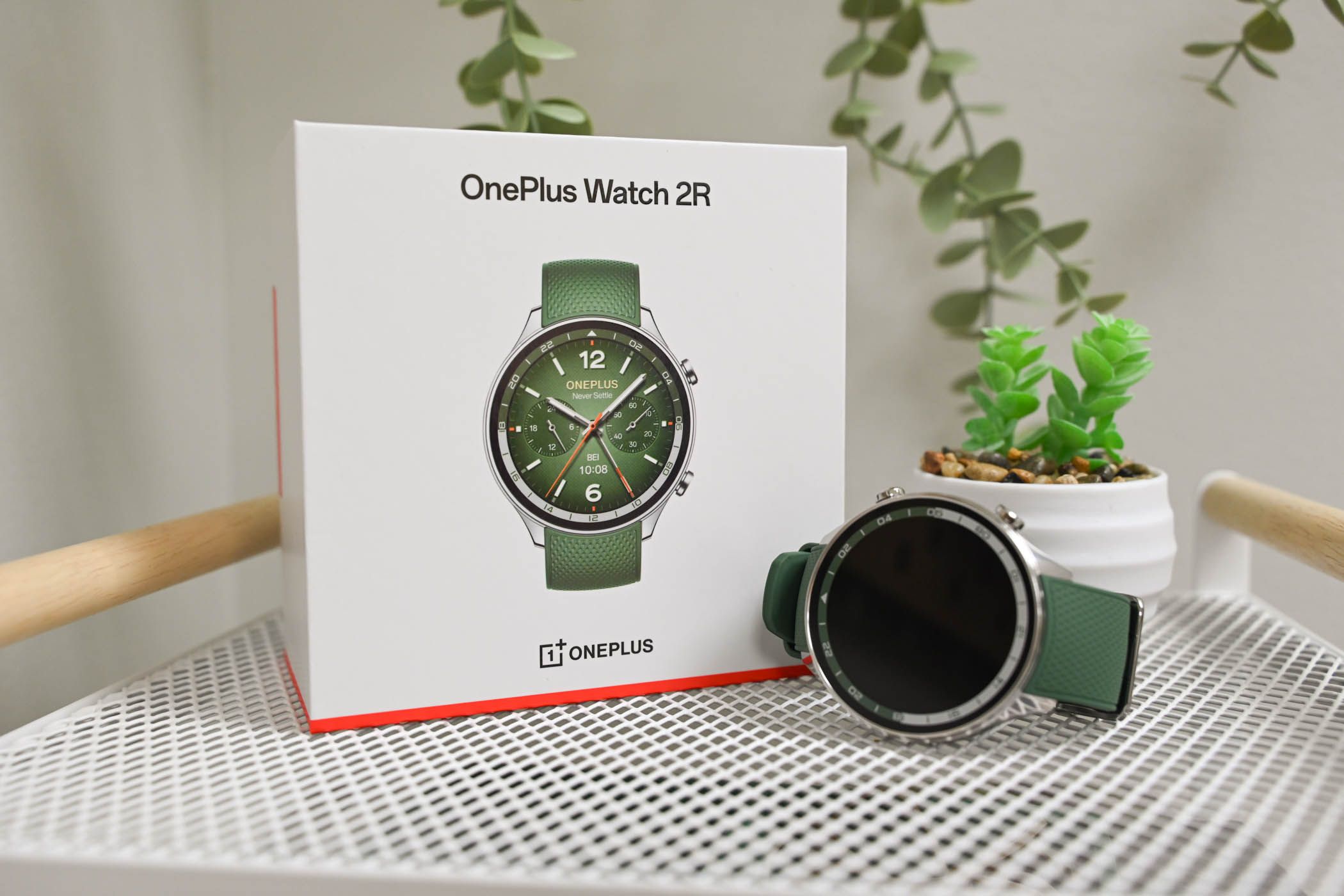 53874432128_cea418deee_o The OnePlus Watch 2R with its box