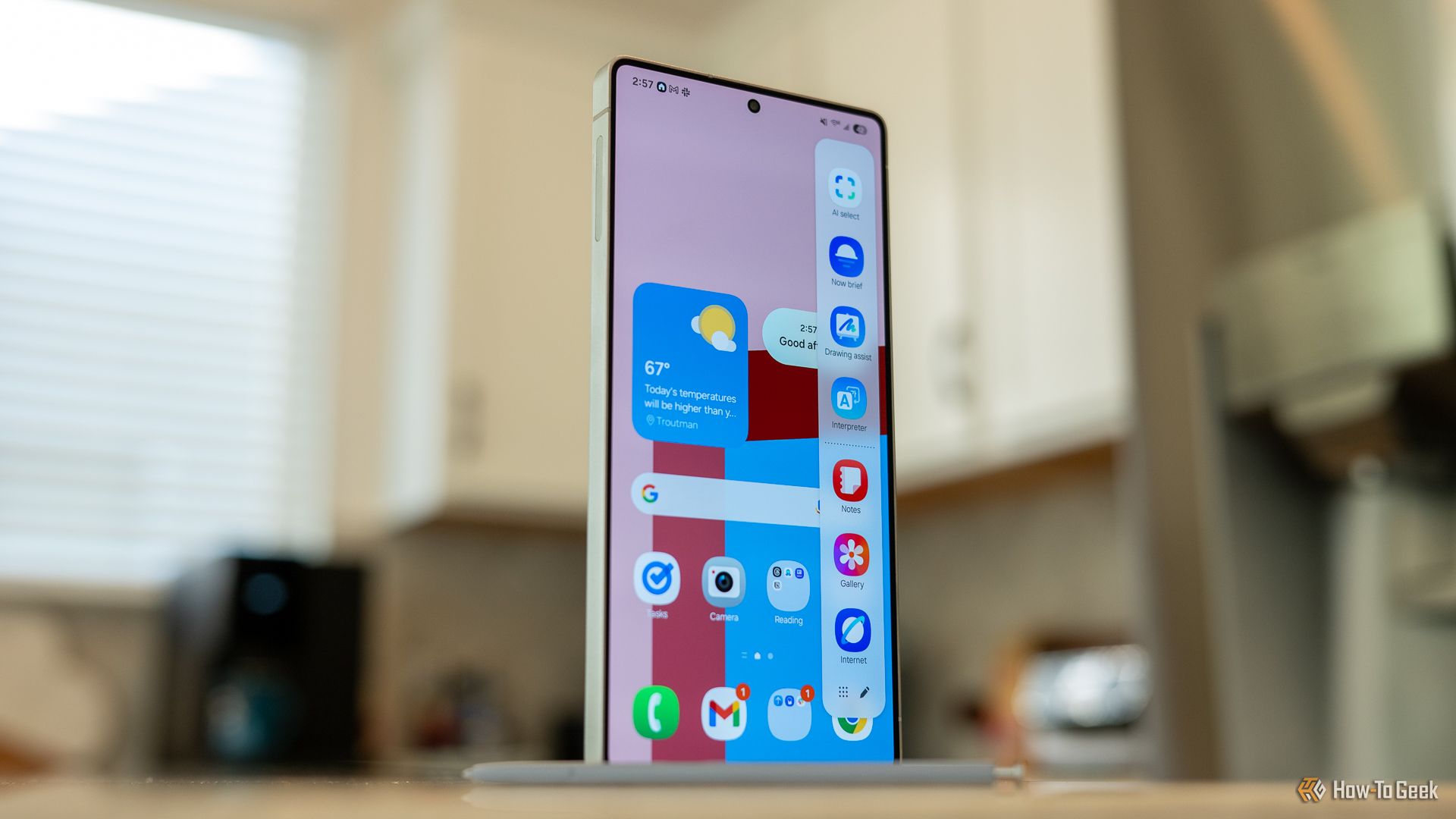 Edge Panel expanded on the Samsung Galaxy S25 Ultra.