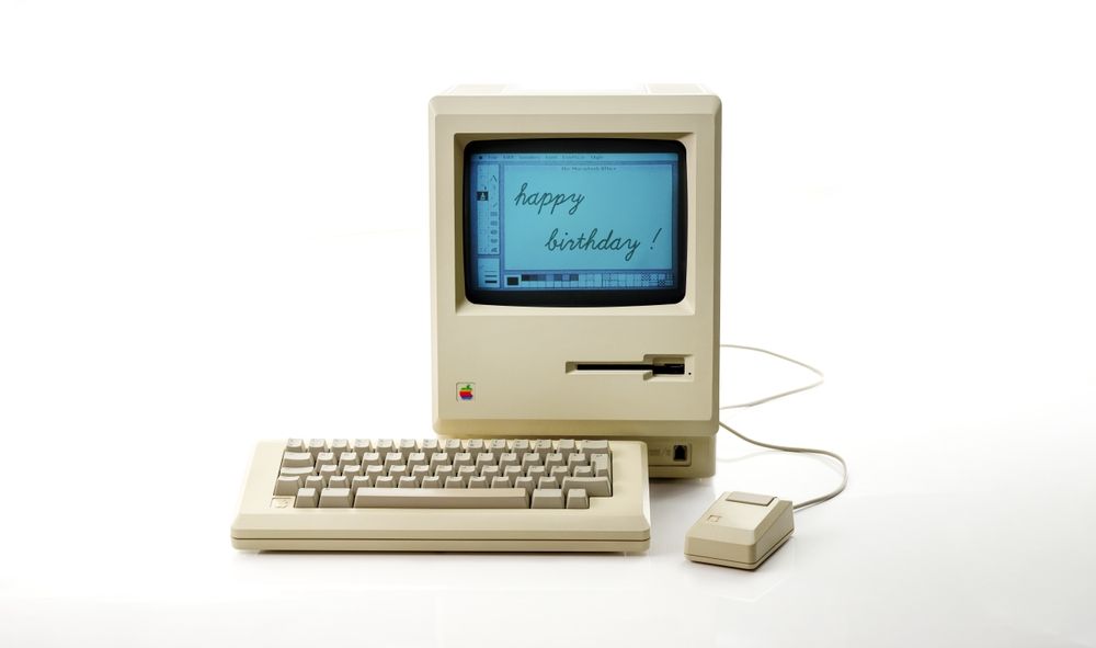 Studioshot of an original Macintosh 128k.