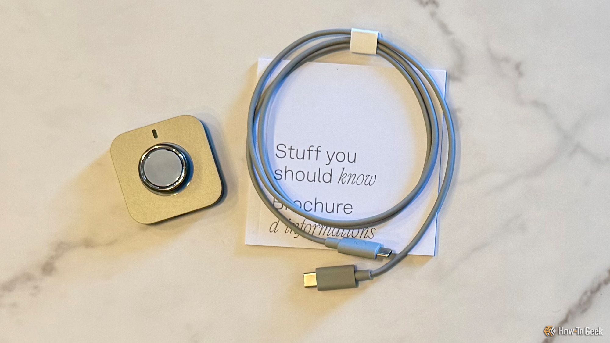 Oura Ring 4 package contents.