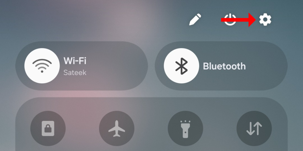 Screenshot of the quick settings menu on the Galaxy S25 with an arrow next to the settings icon.