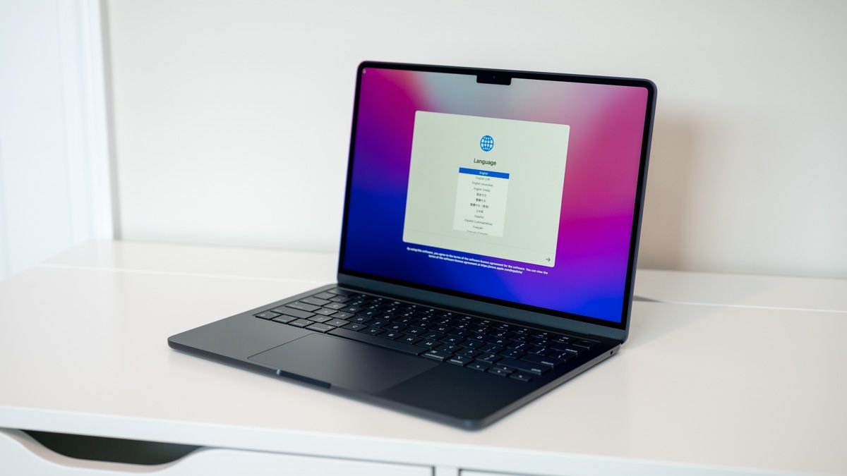 2022 M2 Apple MacBook Air's right side