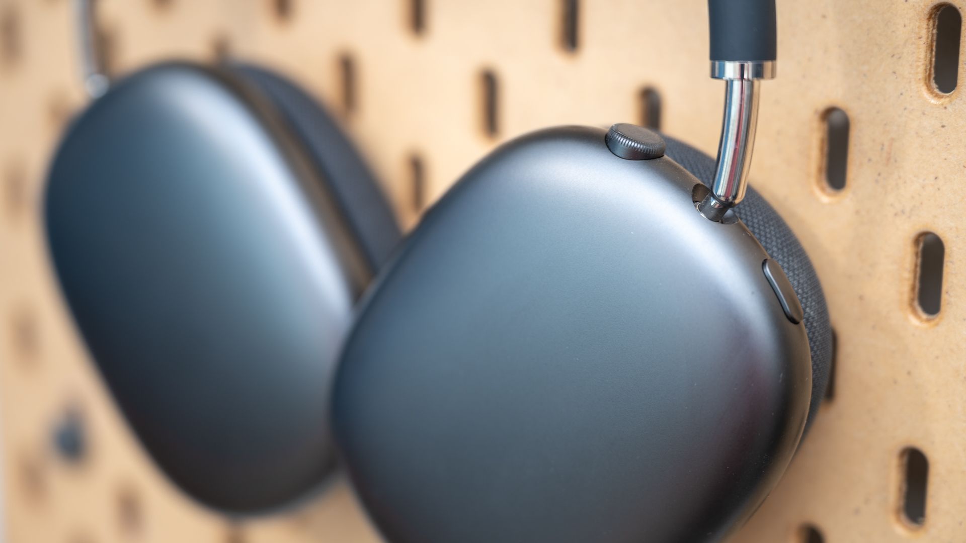 Close up of the digital crown and multi-function button on the Apple AirPods Max