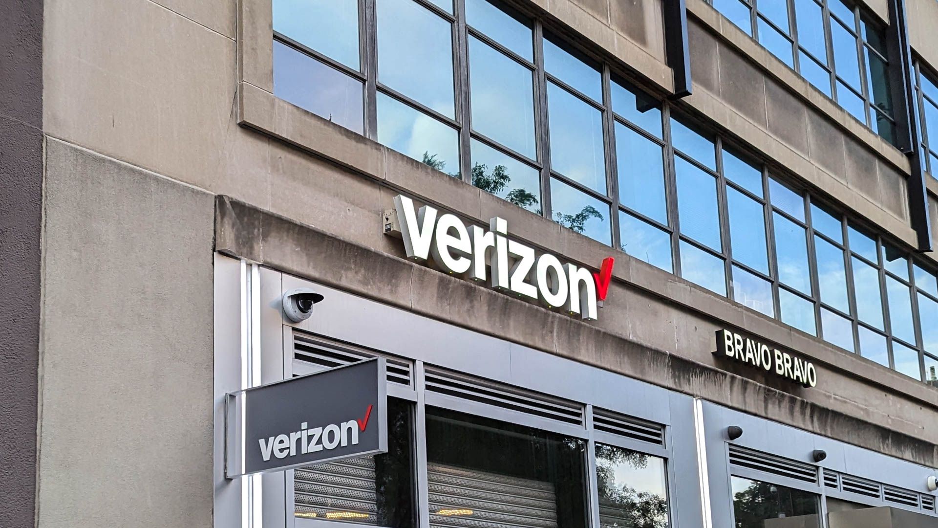 A Verizon retail location.