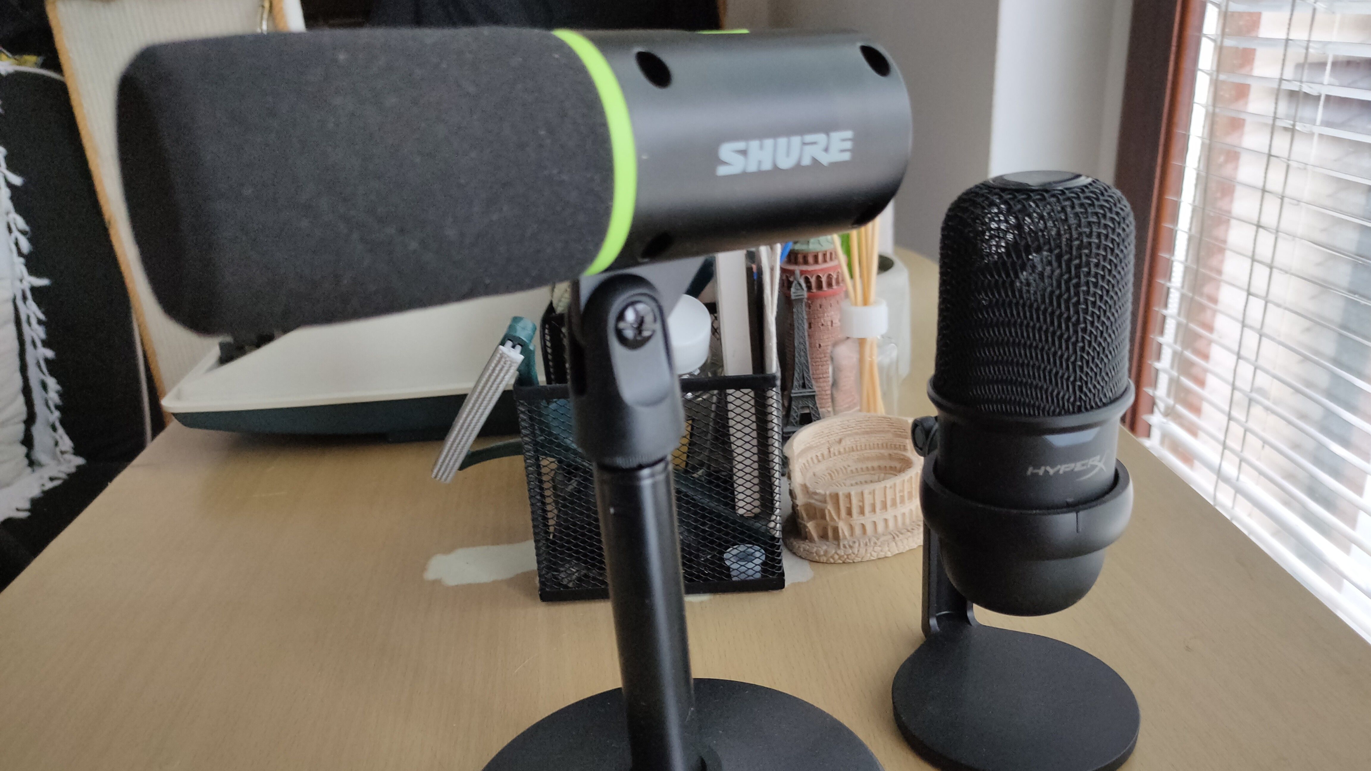 The Shure MV6 dynamic microphone next to the HyperX SoloCast condenser microphone.
