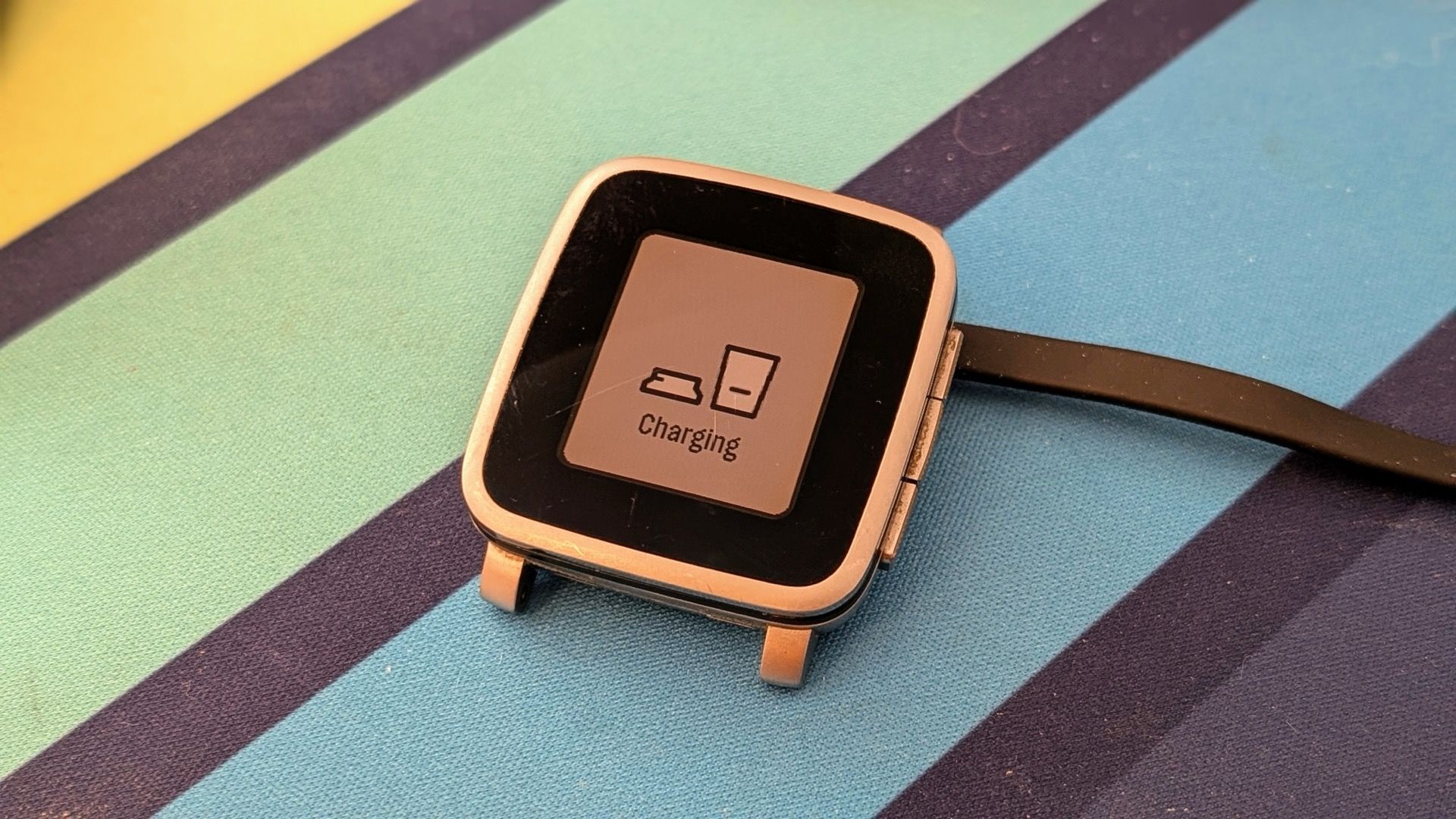 Pebble Time Steel charging.