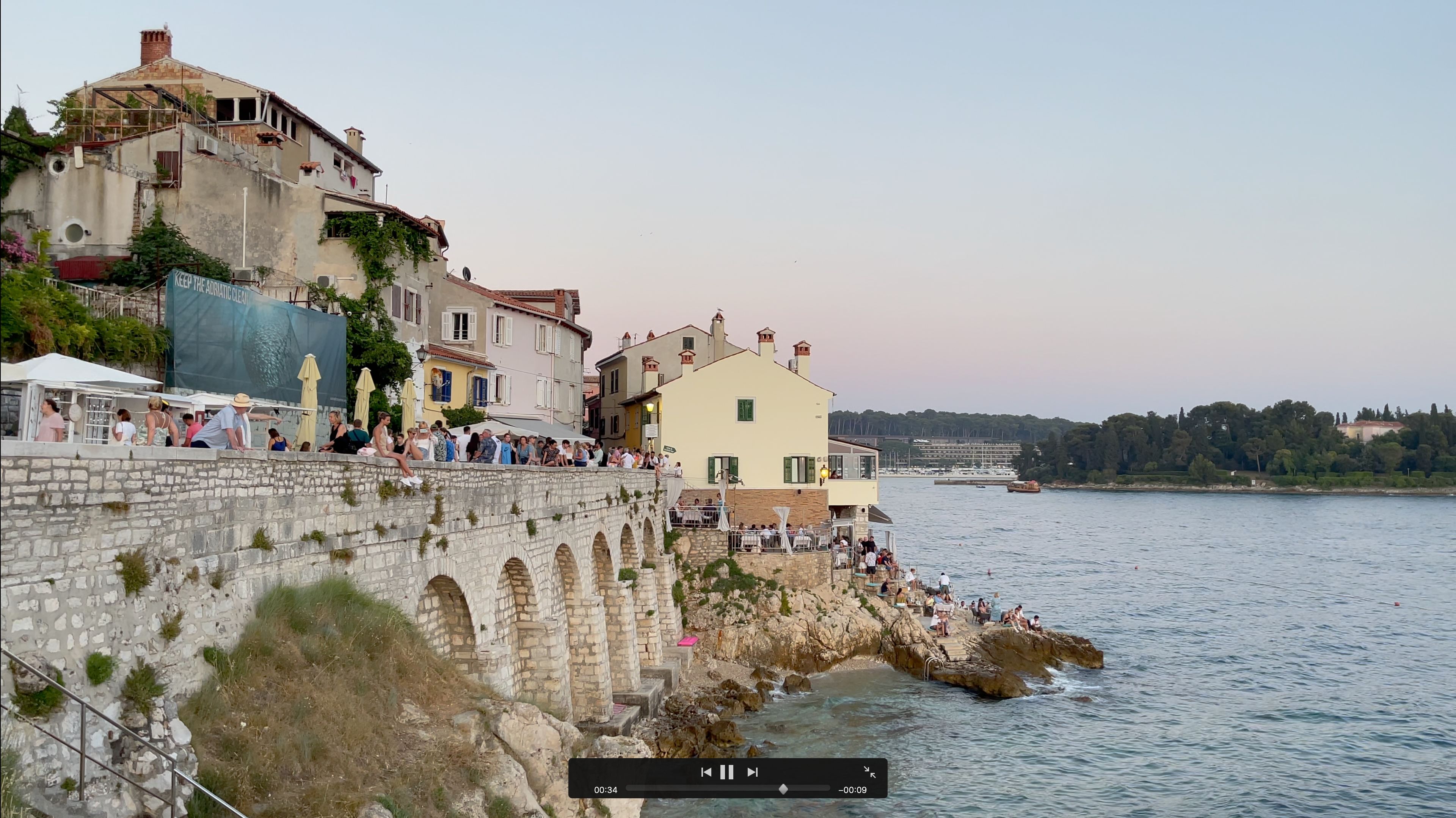 Apple macOS Sequoia 15.5 iMovie Trailer Project Play Fullscreen Media Controls