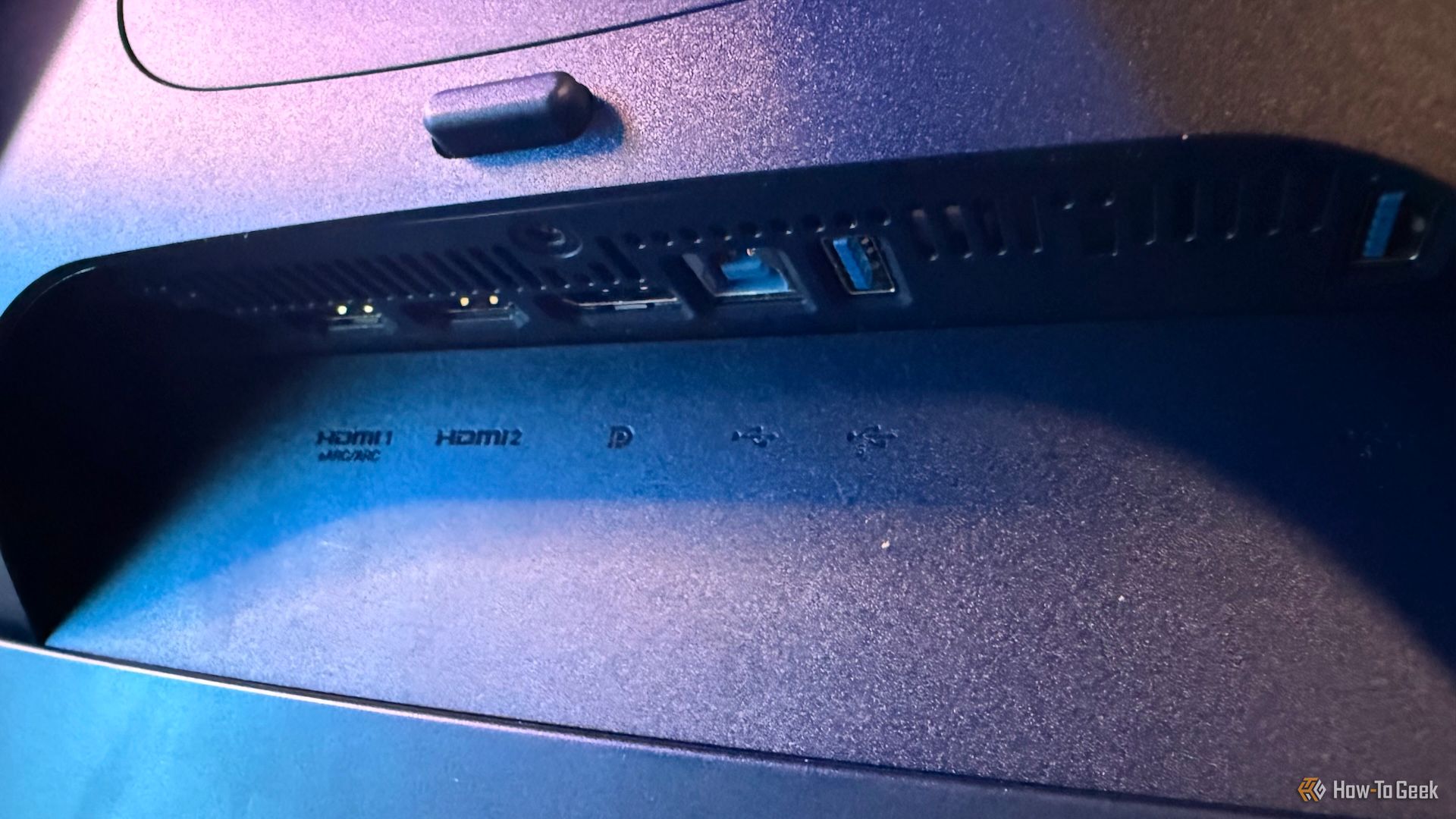 The ports of an Alienware 27 4K QD-OLED (AW2725Q).