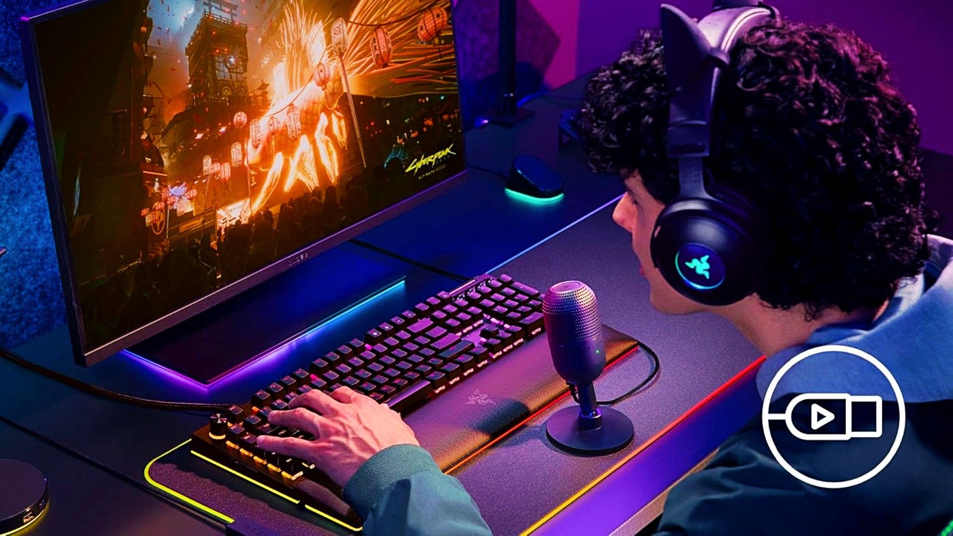 Person playing with a computer in front of a Razer Seiren V3 Mini USB Microphone on a desk