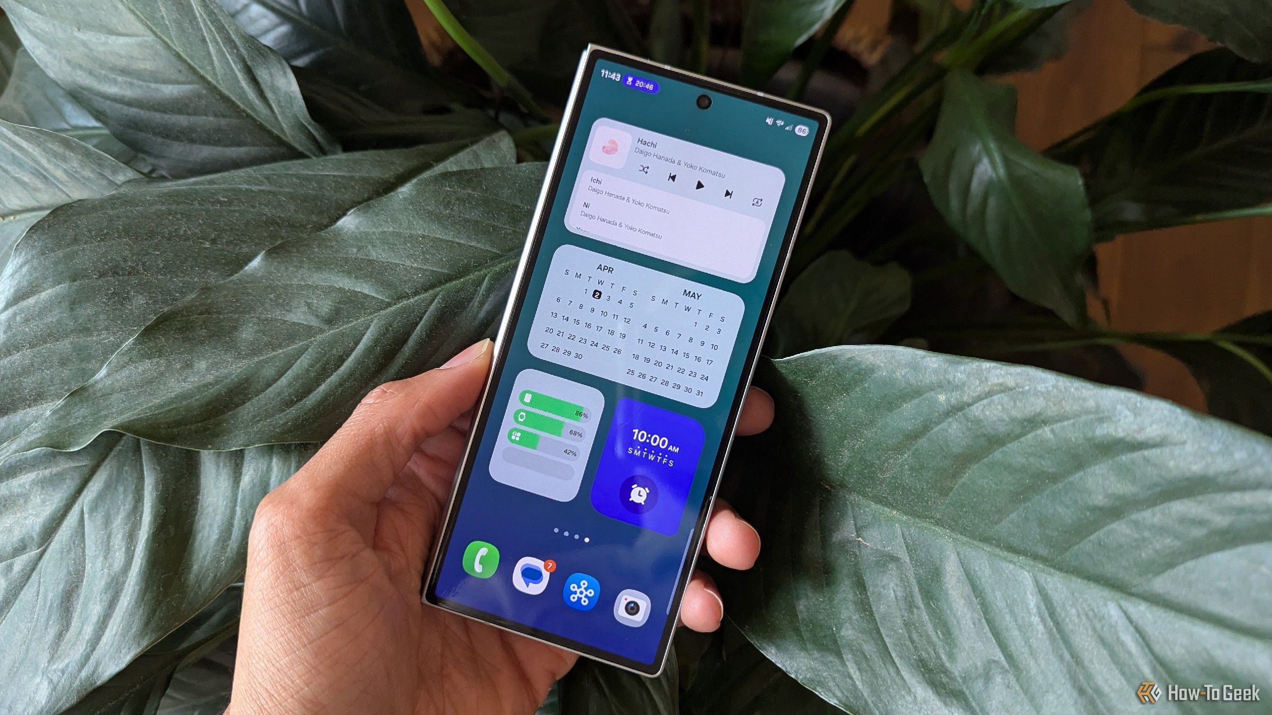 Samsung's One UI 7 home screen on the cover display of a Samsung Galaxy Z Fold 6.
