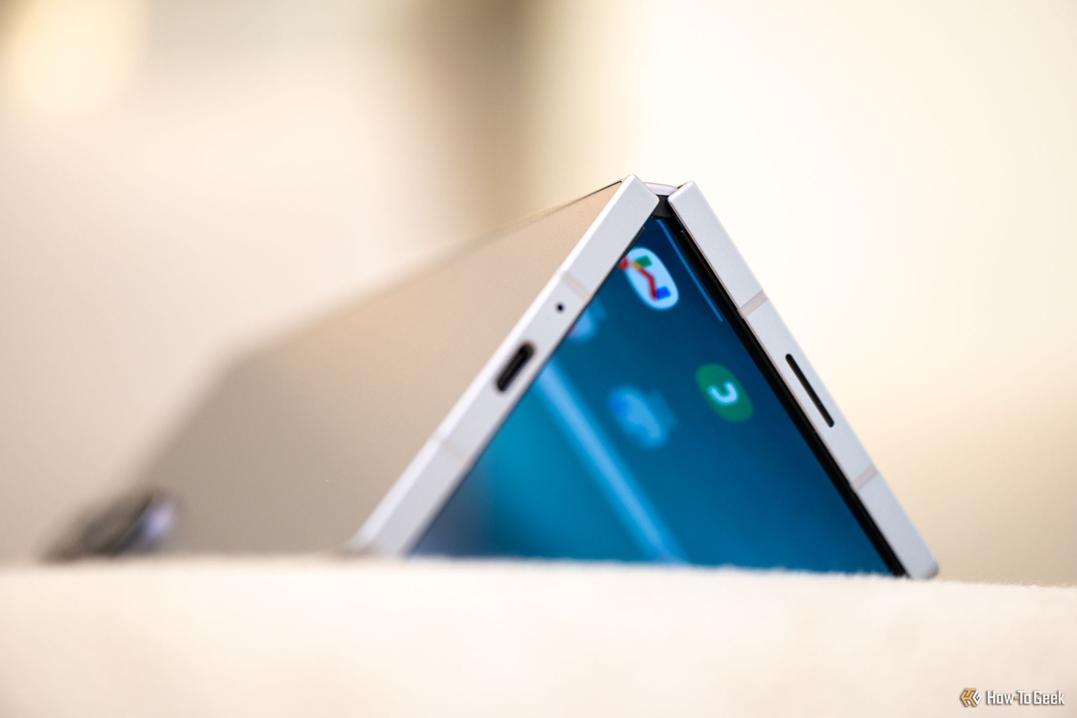 The hinge and folding display on the Samsung Galaxy Z Fold 6