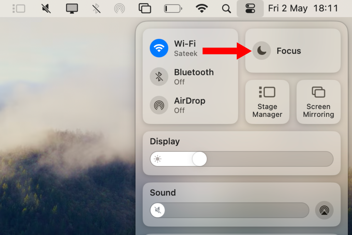Screenshot of the Mac's desktop with the Control Center open and an arrow next to the Focus meni.