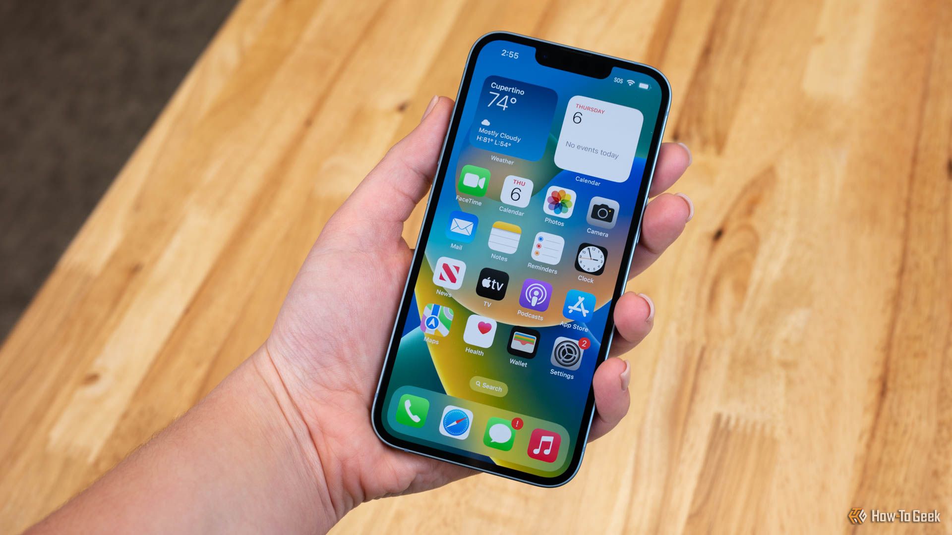 A man holding an iPhone 14.