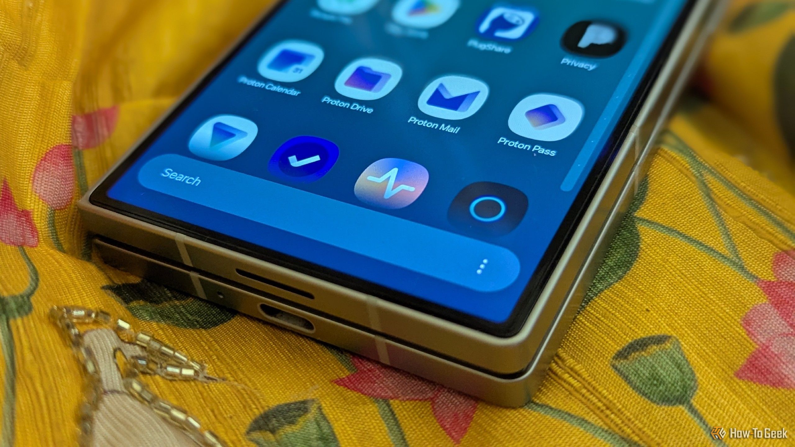 A vertical app drawer on a Galaxy Z Fold 6.
